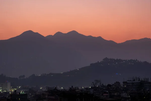 Una Puesta Sol Sobre Las Colinas Con Ciudad Katmandú Nepal —  Fotos de Stock