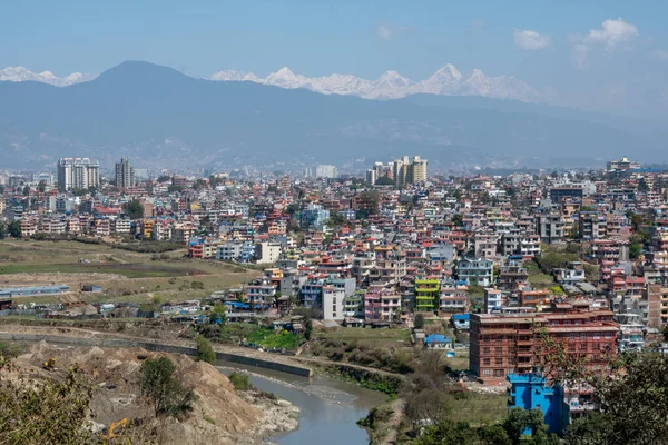 尼泊尔加德满都市背后的喜马拉雅山山脉雪峰景观 — 图库照片