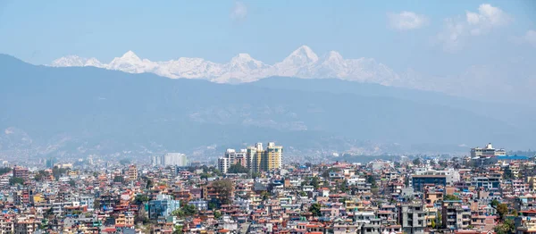 Una Vista Los Picos Nieve Cordillera Del Himalaya Detrás Ciudad — Foto de Stock