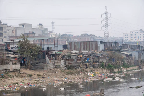 当浓烟弥漫在天空中的时候 加德满都市被污染的Bagmati河沿岸的贫民窟被垃圾填满了 — 图库照片