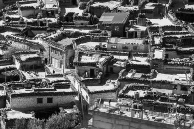 Nepal 'in Marpha kasabası Nepal' in Himalaya Dağları 'ndaki bir vadide yuva yapmış..