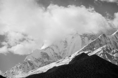 Kuzey Nepal 'in Himalaya Dağları' ndaki Kar Tepeleri.