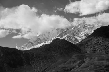 Kuzey Nepal 'in Himalaya Dağları' ndaki Kar Tepeleri.