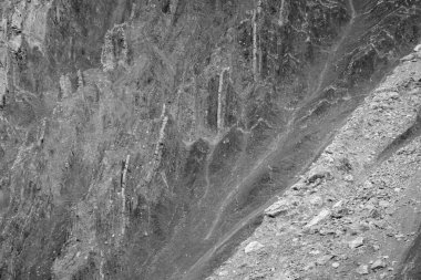 Katmanlı ve desenli kayalardan oluşan bir arka plan.