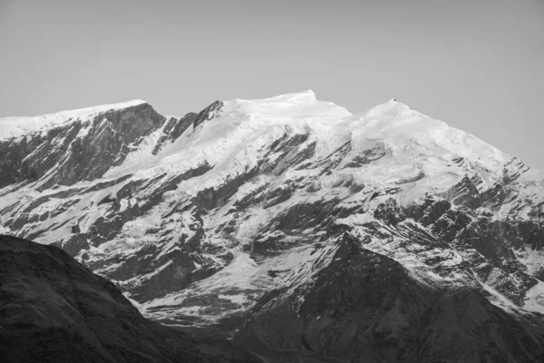尼泊尔喜马拉雅山山脉上覆盖着美丽的雪 — 图库照片