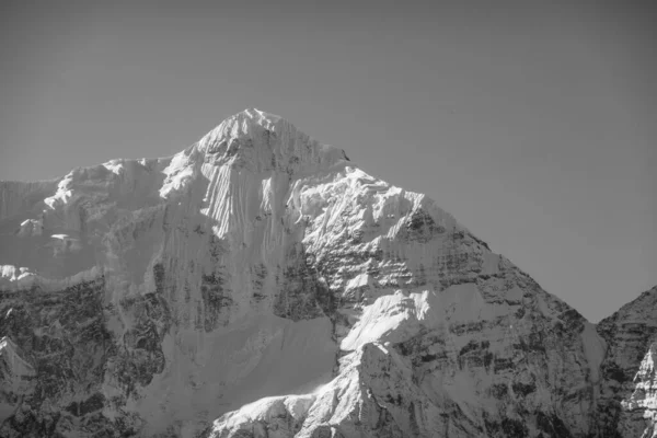 ネパールのヒマラヤ山脈の美しい雪に覆われた山のピーク — ストック写真
