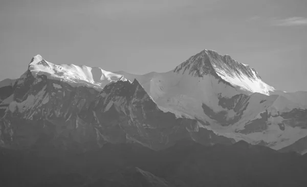 Sabahın Erken Saatlerinde Himalaya Dağları Nın Güzel Kar Zirveleri — Stok fotoğraf