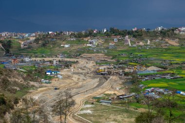 Katmandu vadisi çok fırtınalı bir gökyüzünün altında.