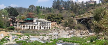 Nepal 'in Katmandu Vadisi' ndeki kirli Bagmati Nehri boyunca bir Hindu tapınağı..