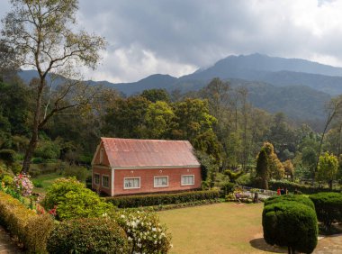 Güzel bir açık hava bahçesinde eski bir bina.