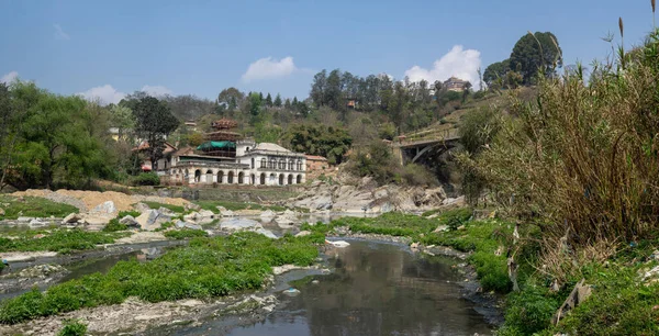 尼泊尔加德满都谷受污染的Bagmati河沿岸的一座后庙 — 图库照片