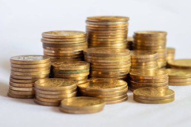 Altın renkli Nepal Rupisi yığınları.