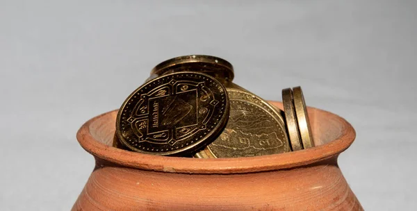 Small Clay Pot Filled Golden Colored Coins — Stock Photo, Image