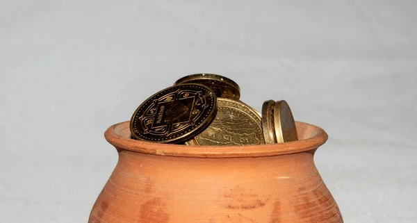 Small Clay Pot Filled Golden Colored Coins — Stock Photo, Image