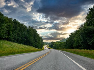 Gün batımının ışığında doğa ormanlarıyla çevrili Açık Otoyol 'da seyahat ediyoruz..