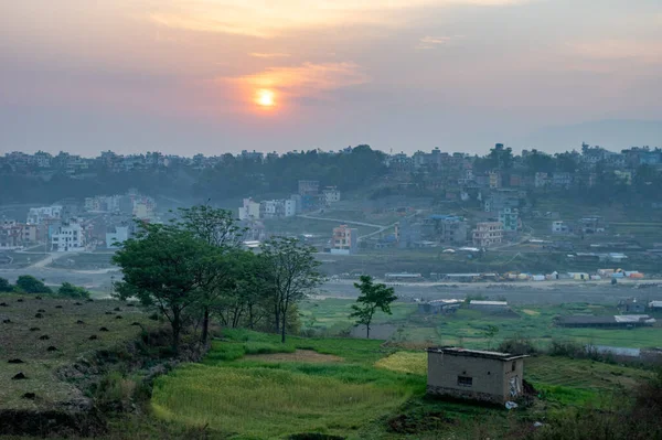 清晨的太阳升起在尼泊尔加德满都谷地的房屋和田野上 — 图库照片