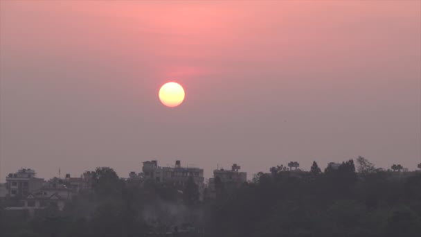 Tidig Morgon Soluppgång Katmandu När Solen Går Upp Över Hustaken — Stockvideo
