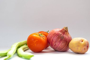 İzole edilmiş beyaz arka planda taze sebzeler..