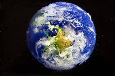 Su damlacıklarıyla kaplı soyut renkli bir arkaplan.