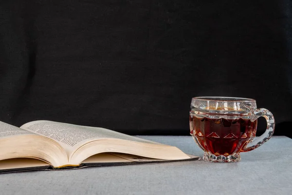 Bir Fincan Kahve Açık Bir Kitap — Stok fotoğraf