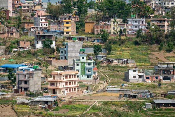 尼泊尔一座由山坡上一座小山上的房屋组成的城市 — 图库照片