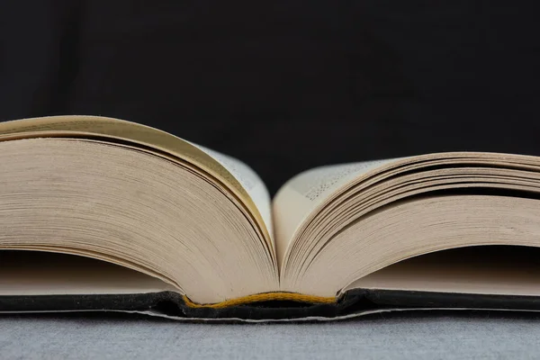 Een Open Boek Liggend Een Tafel Met Een Achtergrond — Stockfoto