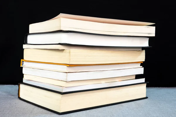 Een Stapel Boeken Zittend Een Tafel — Stockfoto