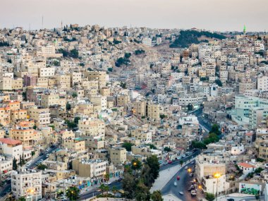 Binalar ve Ürdün, Amman 'ın küçük renkli manzarası.
