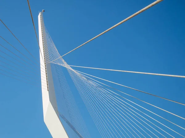 Kablolar Destek Kirişlerinden Oluşan Bir Köprü Soyut Bir Resim Oluşturuyor — Stok fotoğraf