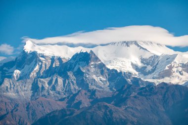 Nepal 'in Himalaya Dağları' nda sabah ışığının güzel renkleri parlıyor..
