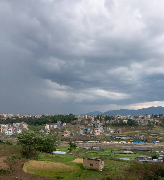 雨季开始时 尼泊尔加德满都市上空的风暴云 — 图库照片