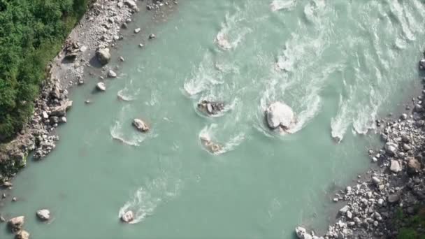 Una Vista Aérea Río Que Fluye Alrededor Las Rocas — Vídeo de stock