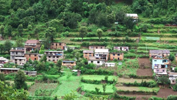 Un pueblo en las montañas de Nepal — Vídeos de Stock