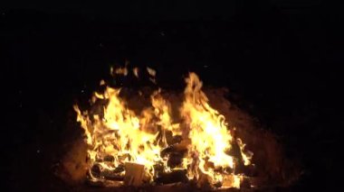 Gece yanan bir şenlik ateşi ya da kamp ateşi.