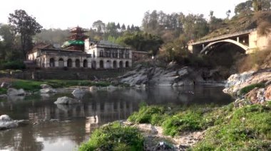 Nepal 'deki Kirli Bagmati Nehri boyunca bir Hindu Tapınağı..