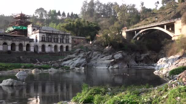 ネパールの汚染されたバグマティ川沿いのヒンドゥ教寺院 — ストック動画