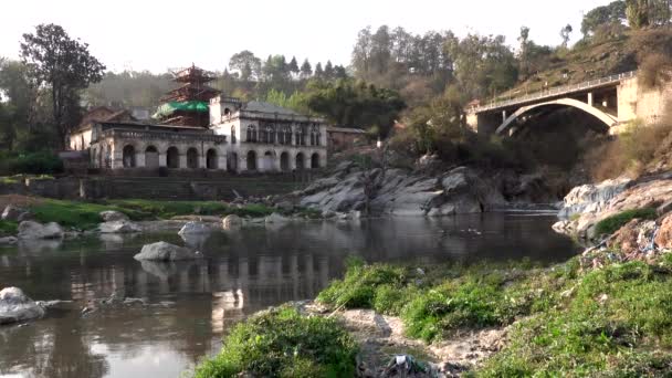 Egy Hindu Templom Szennyezett Bagmati Folyó Mentén Nepálban — Stock videók