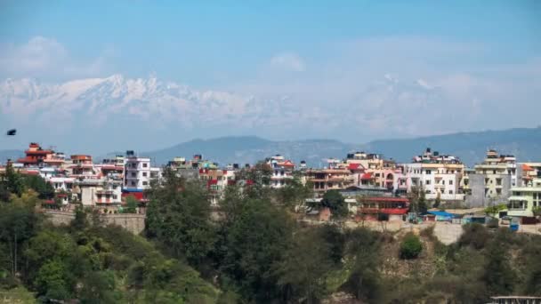 Une vue sur les montagnes de l'Himalaya au-dessus de la ville de Katmandou, Népal .
