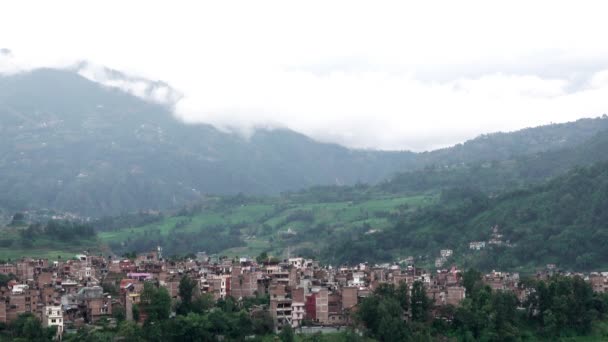 Nubes pesadas sobre una pequeña ciudad en Nepal — Vídeo de stock