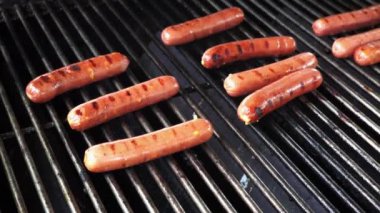 Grill 'de sosisli sandviç