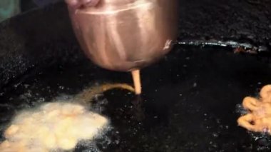 Markette küçük bir şekerci dükkanında jalebi yapıyorum..