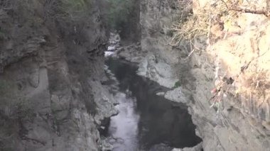 Nepal 'in Katmandu Vadisi' ndeki kirli Bagmati Nehri..
