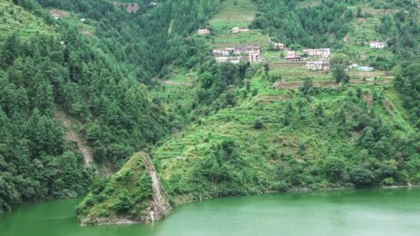 Mountain Village above a Lake Zoom In — Stock Video