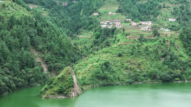 Mountain Village Acima de um lago — Vídeo de Stock