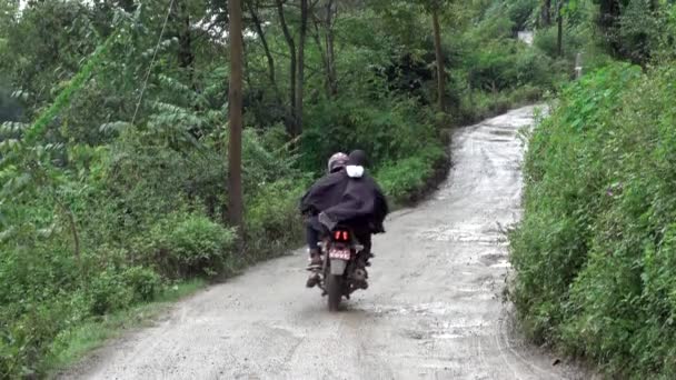 Motocicletas en Muddy Road — Vídeo de stock