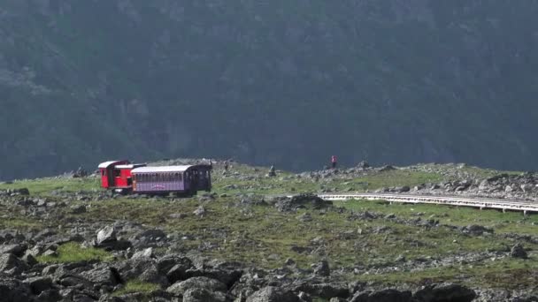 Красный поезд на Маунт Вашингтон — стоковое видео