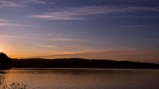 Ομορφιά Του Ηλιοβασιλέματος Αντανακλάται Int Λίμνη — Αρχείο Βίντεο