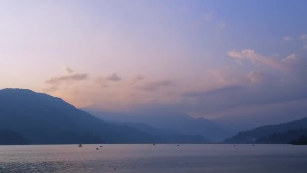 夕阳西下的美景 湖上的船色斑斓 — 图库视频影像