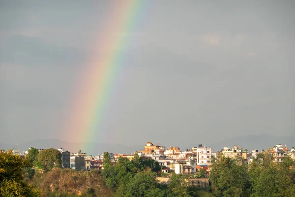 Een Prachtig Gekleurde Regenboog Lucht Tegen Donkere Stormwolken Boven Kathmandu — Stockfoto