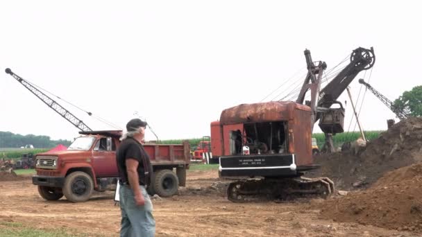 Excavadora en el trabajo — Vídeo de stock